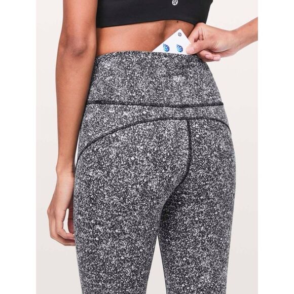 Lululemon In Movement Everlux Tight 25” Size 6 - Picture 3 of 15